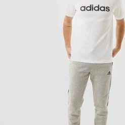 Goedkoop ⌛ Adidas Essentials 3-Stripes Fleece Joggingbroek Grijs Heren - Maat XL ???? -Rogelli Shop 490x840 1