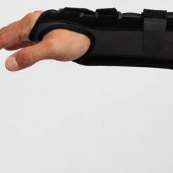 Goedkoop ✔️ Thuasne Ligaflex Classic Polsbrace - 2 - Links - Zwart ⭐ -Rogelli Shop 550x350