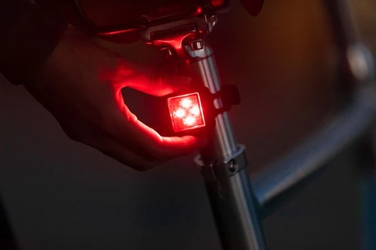Uitgang ✔️ AXA – Niteline T4R - LED Fietslampjes Voor En Achter - Fietsverlichting USB Oplaadbaar ???? 4 Uitgang ✔️ AXA – Niteline T4R - LED Fietslampjes Voor En Achter - Fietsverlichting USB Oplaadbaar ???? - Afbeelding 4