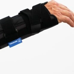 Goedkoop ✔️ Thuasne Ligaflex Classic Polsbrace - 2 - Links - Zwart ⭐ -Rogelli Shop 550x422