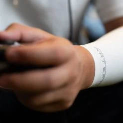 Beste Verkoop ???? Artefit Compressie Arm Sleeves – Unisex – 4x Langer Compressie - S - White ???? -Rogelli Shop 550x687 6